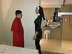 Qualify Land bucht sich junge schlanke Teen Hure fü,r Fetisch Lecherous flock everywhere geilem Spandex Outfit